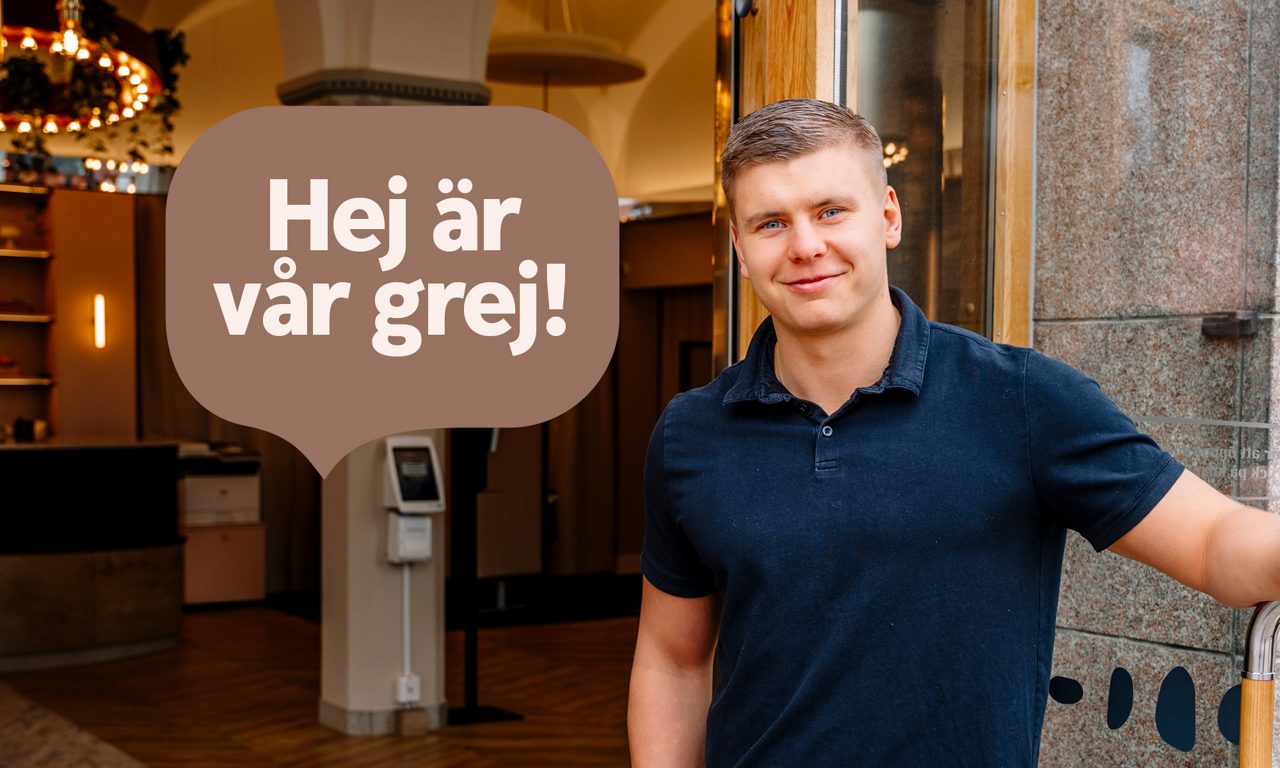 Loke, en medarbetare på banken, öppnar entrédörren med ett leende och i en pratbubbla står det Hej är vår grej