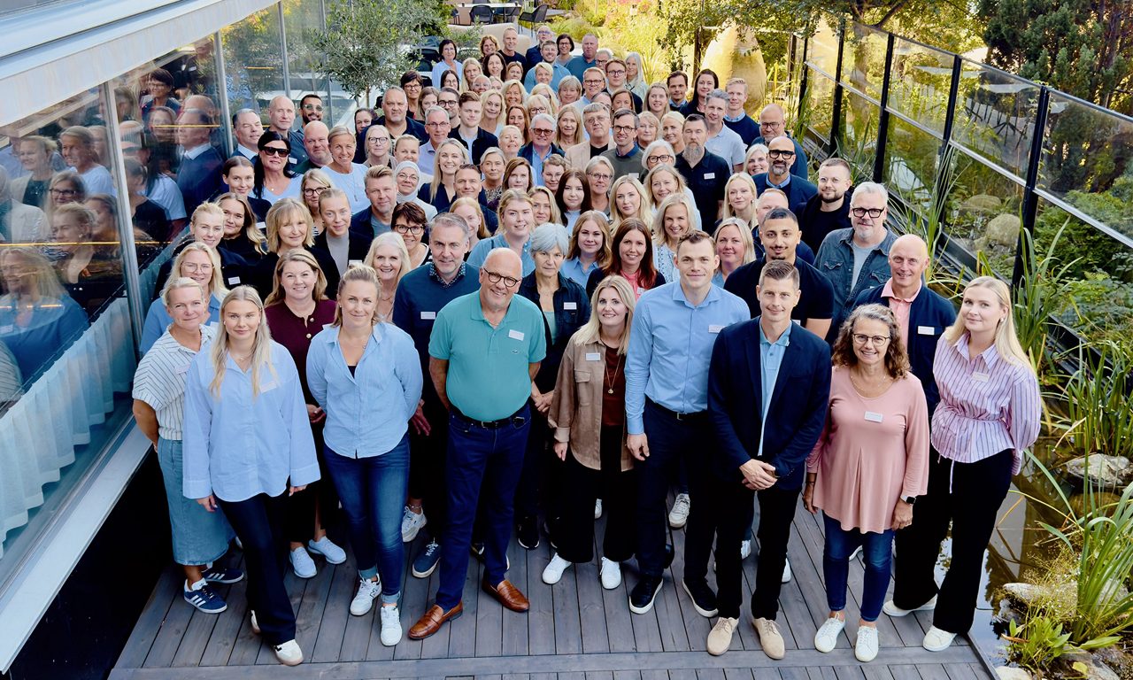 Gruppbild på all personal i banken