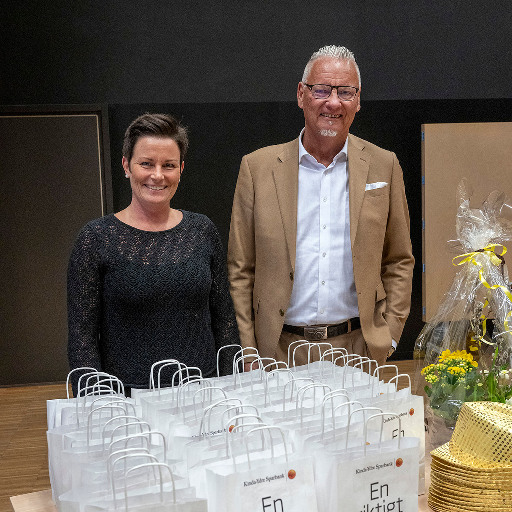 Helena och Jörgen står vi ett bord med give aways- fondmästerskapen 2026