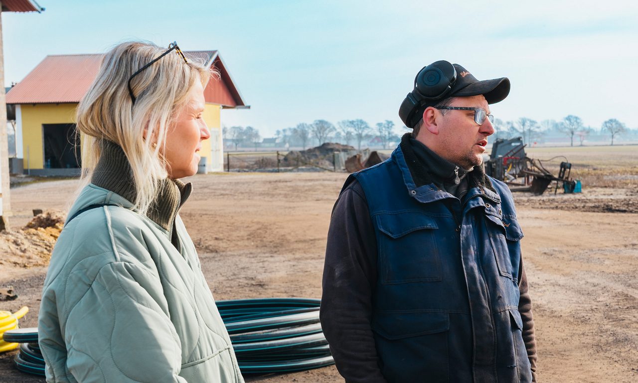 Helena och Martin samspråkar på gårdsplanen vid Sölvedals gård.