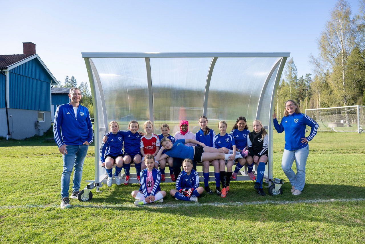 delar av IFK ÖSterbymo sitter i det nya avbytarbåset