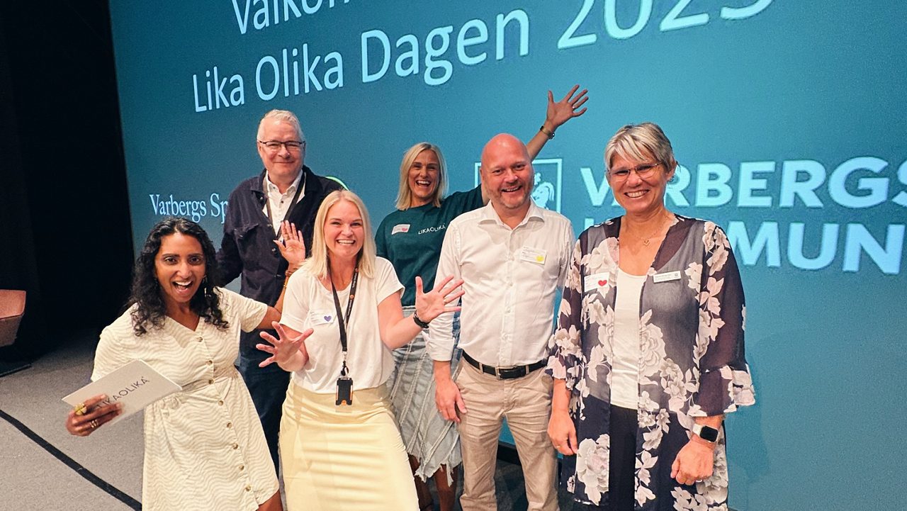 6 glada personer på en scen