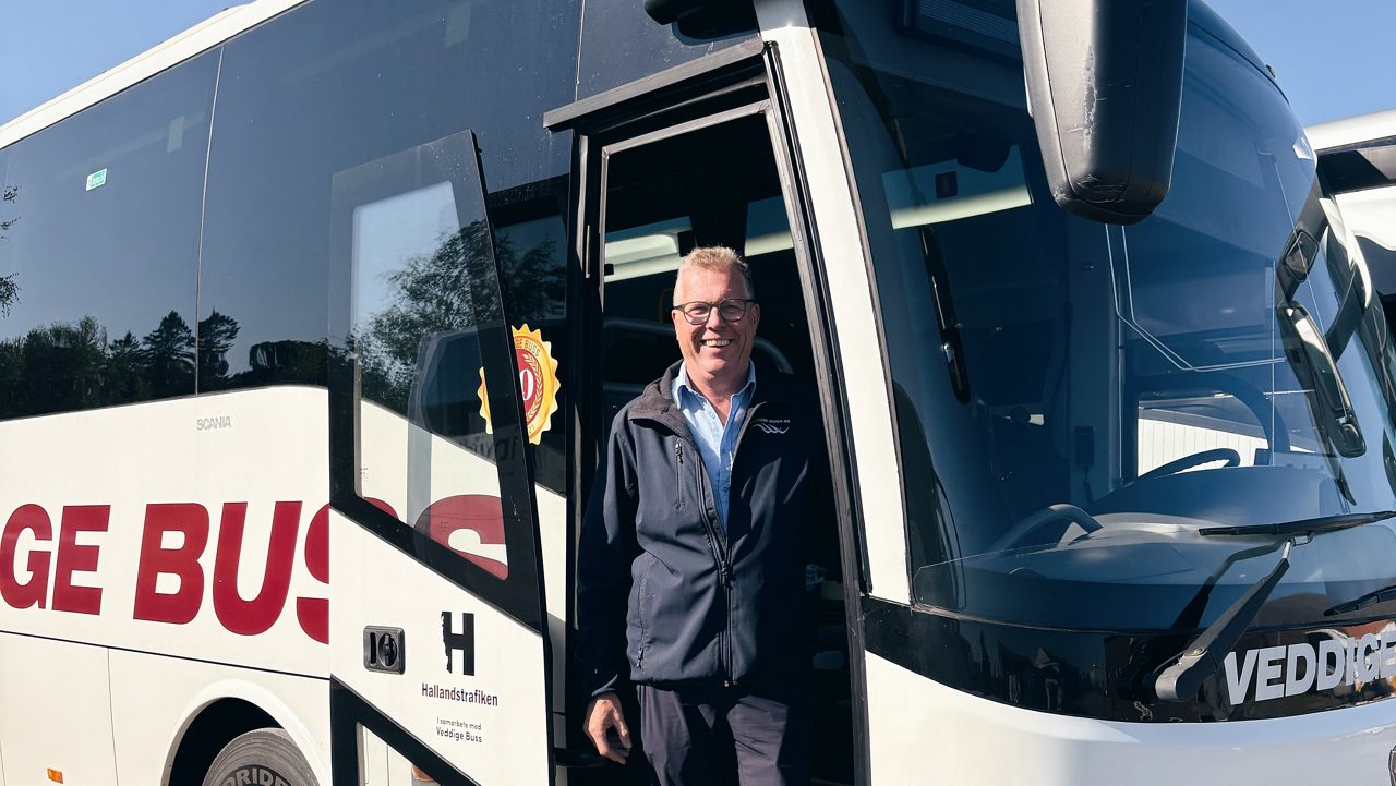 En man som står i en buss