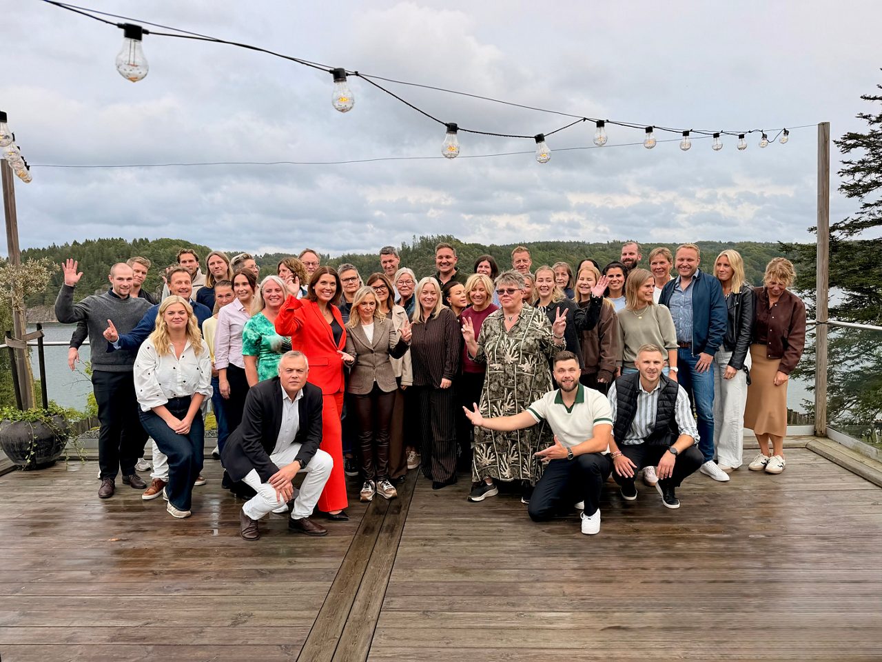Gruppbild utomhus på Sparbanken Tanums personal