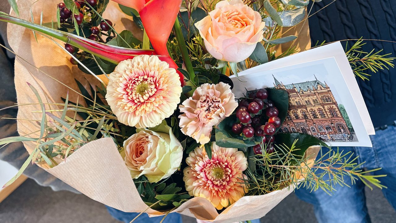 Ett foto på blommor