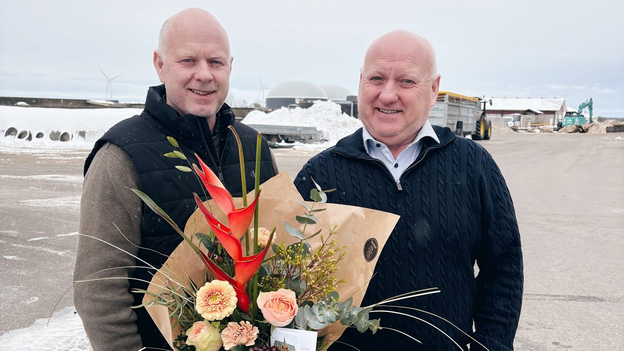 Två män med en blomsterbukett