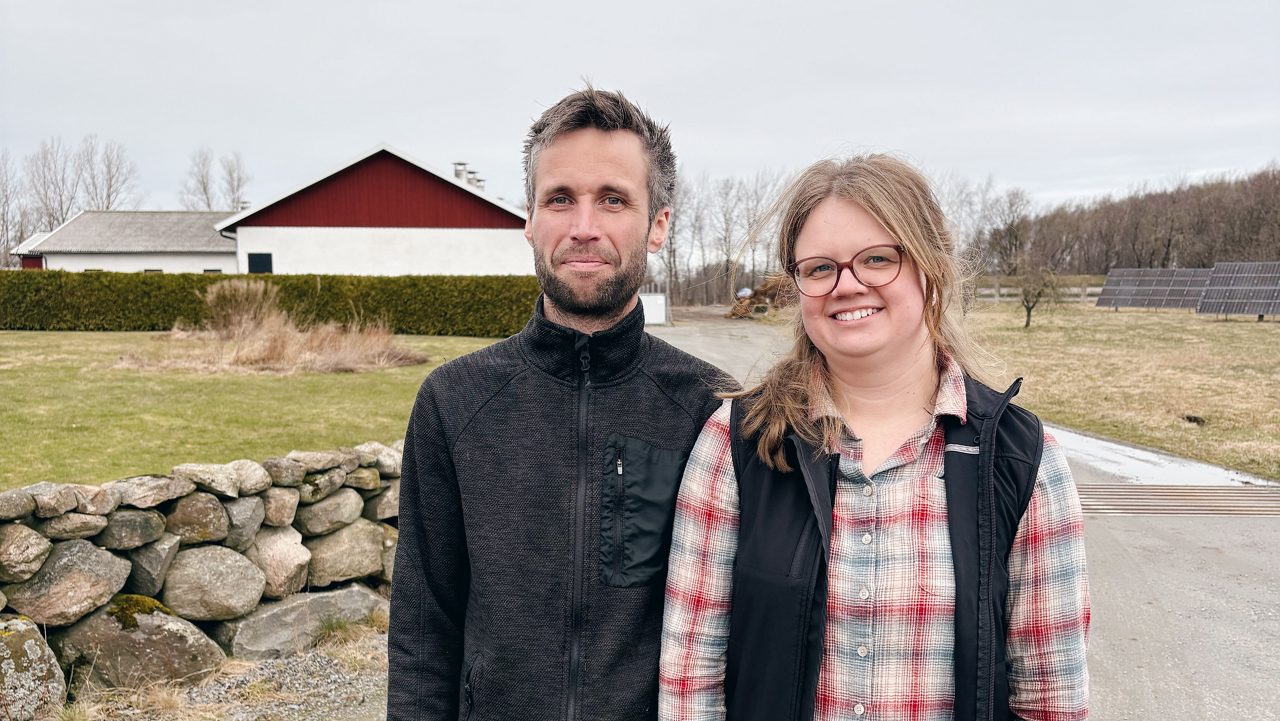 Ett foto på en man och en kvinna framför en bondgård