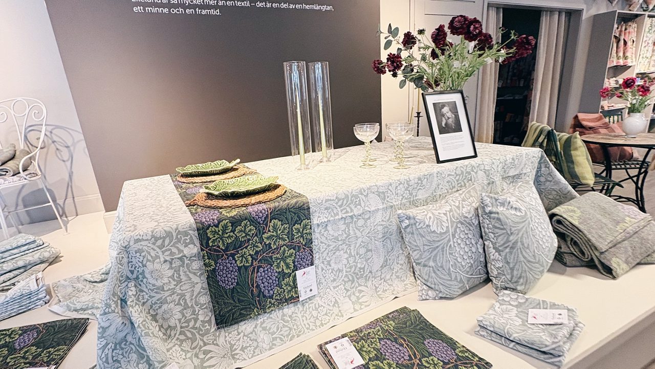 Ett dukat bord i en butik