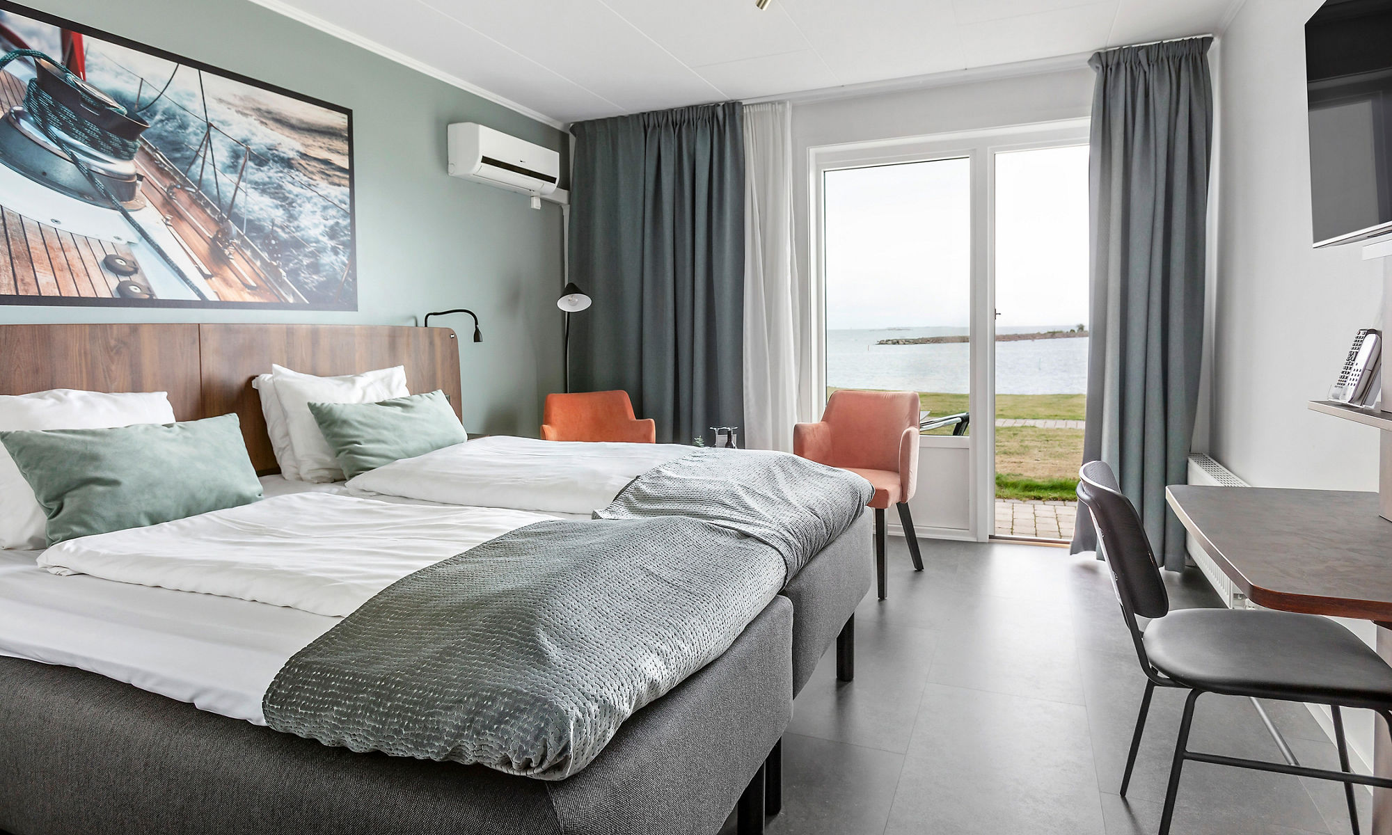ett trevligt hotellrum med utsikt över havet