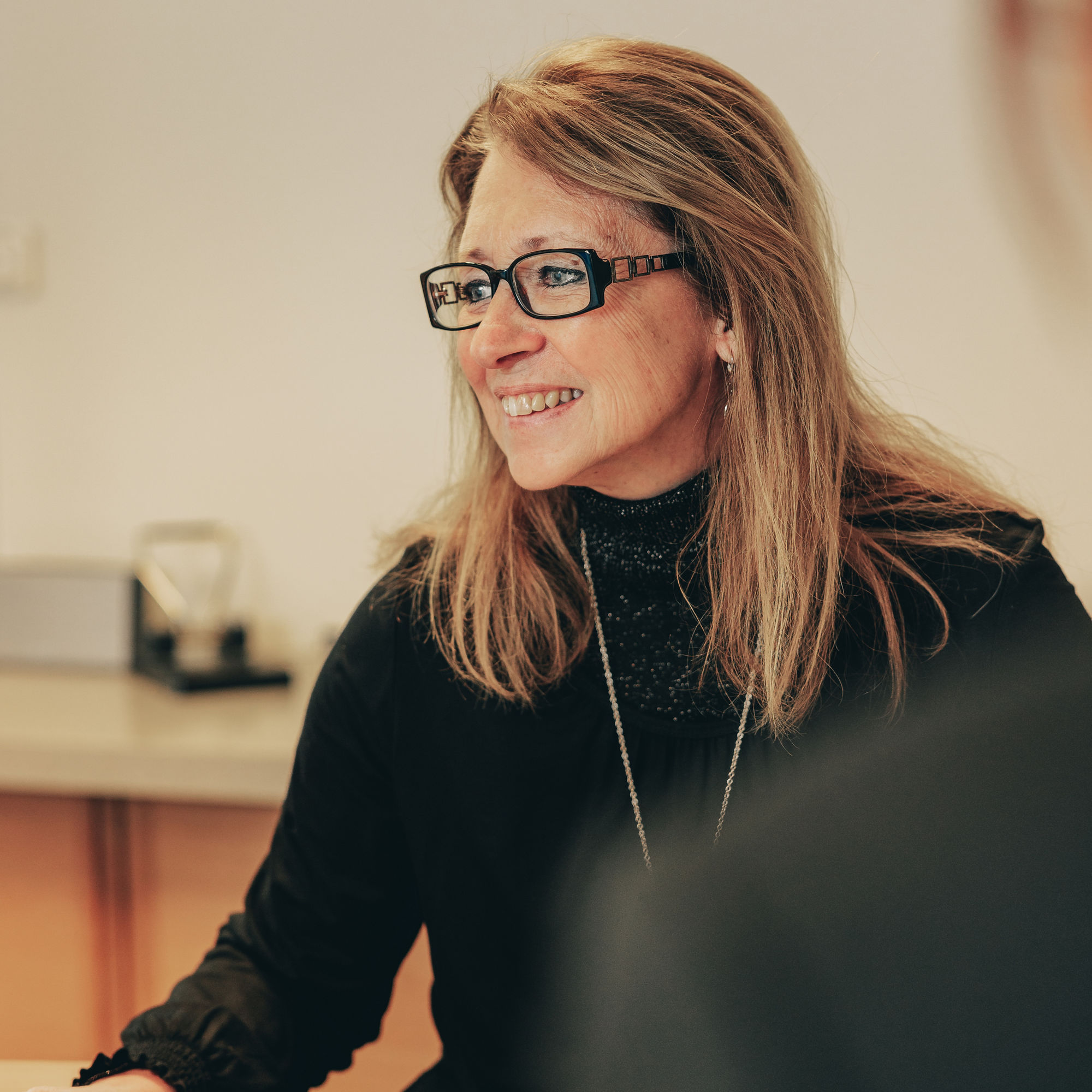 Inger sitter vid ett skrivbord och kollar på dataskärm