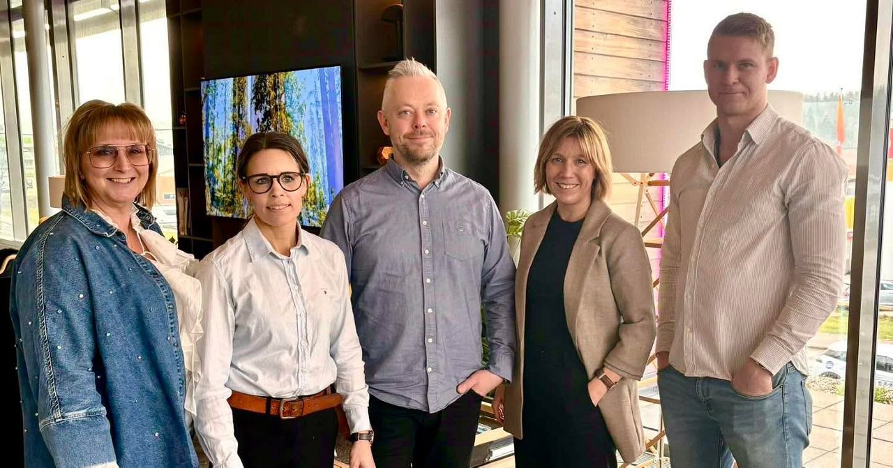 Anneli Löfström, koncernens ekonomichef, Emmeli Lindholm, ekonomichef för Installationsgruppen, JLS Rör och Rönnings Rör, Anders Karlsson, vd för Installationsgruppen, Jessica Olofsson, företagsrådgivare på Sparbanken Tanum, och Johan Söreklint, kundstöd på Sparbanken Tanum.