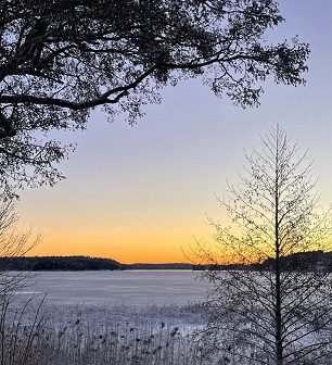 Soluppgång över sjö i Smedjebacken