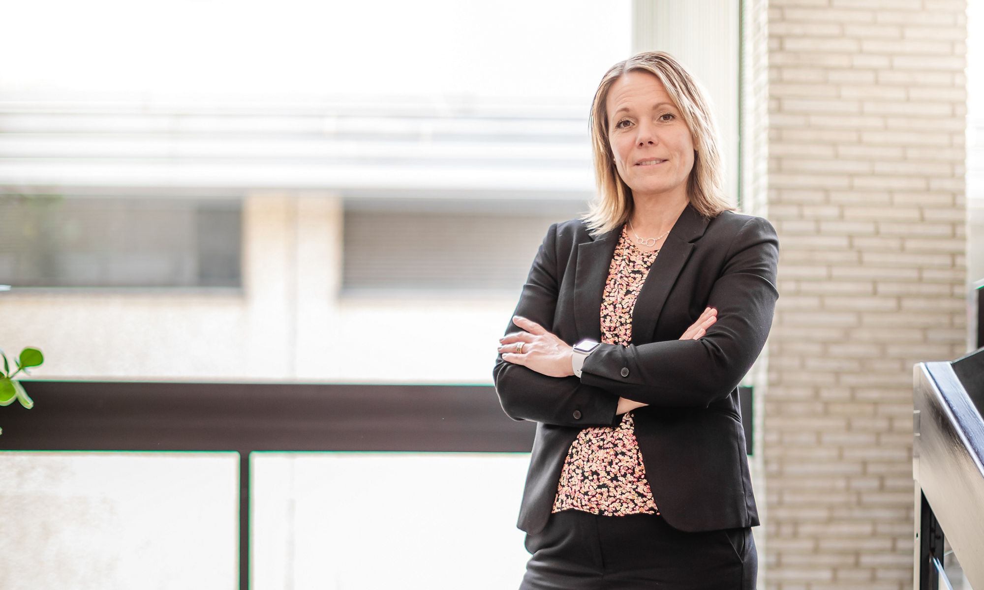 En kvinna som står i en trappa