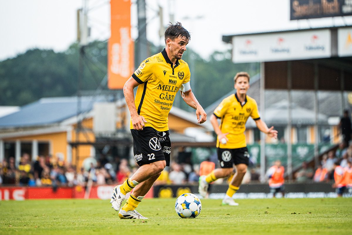 Jesper Gustavsson i action på fotbollsplanen