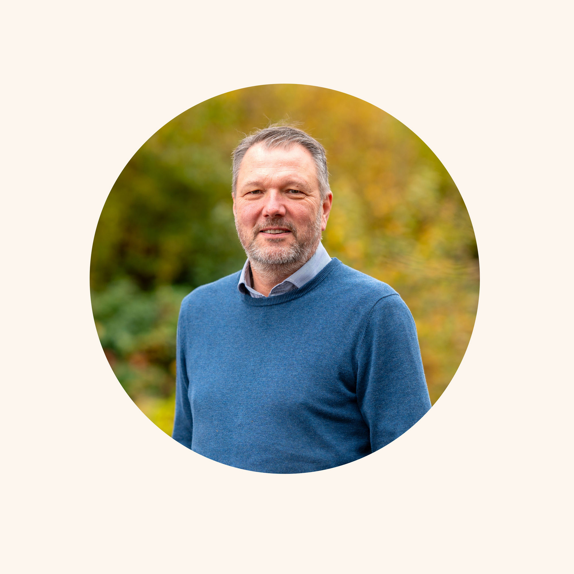 Rund bild på Joakim i utomhusmiljö