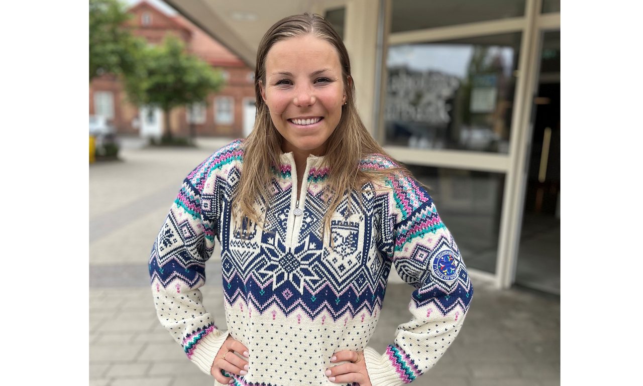 Johanna Hagström står med ett leende utanför kontoret i Tidaholm.
