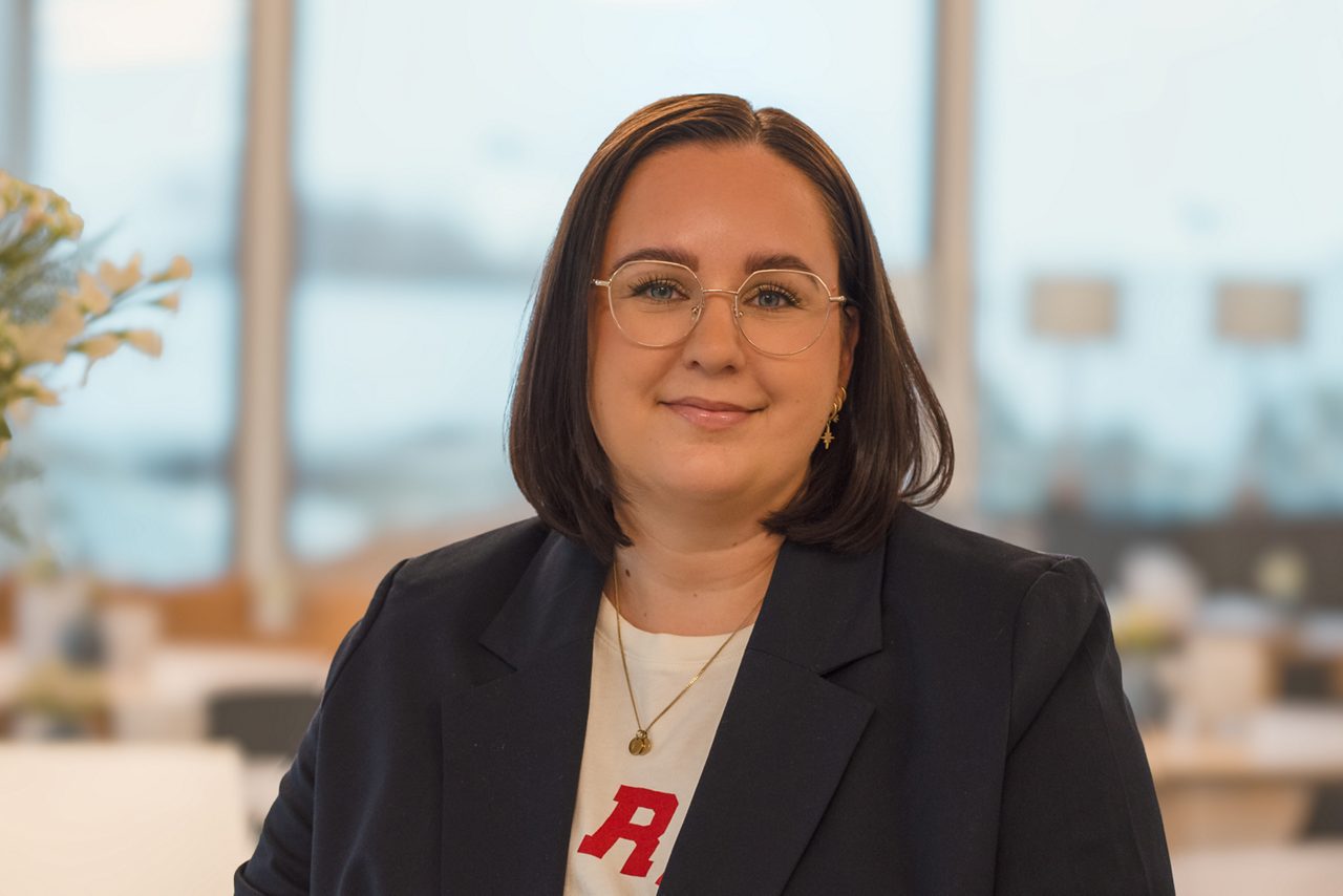 Johanna, brunt kort hår och blå ögon