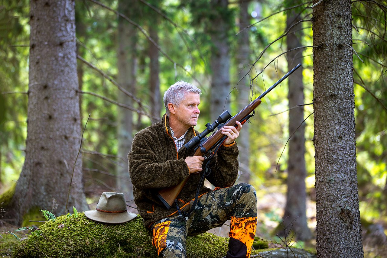 Peter Johansson på jaktpass i skogen