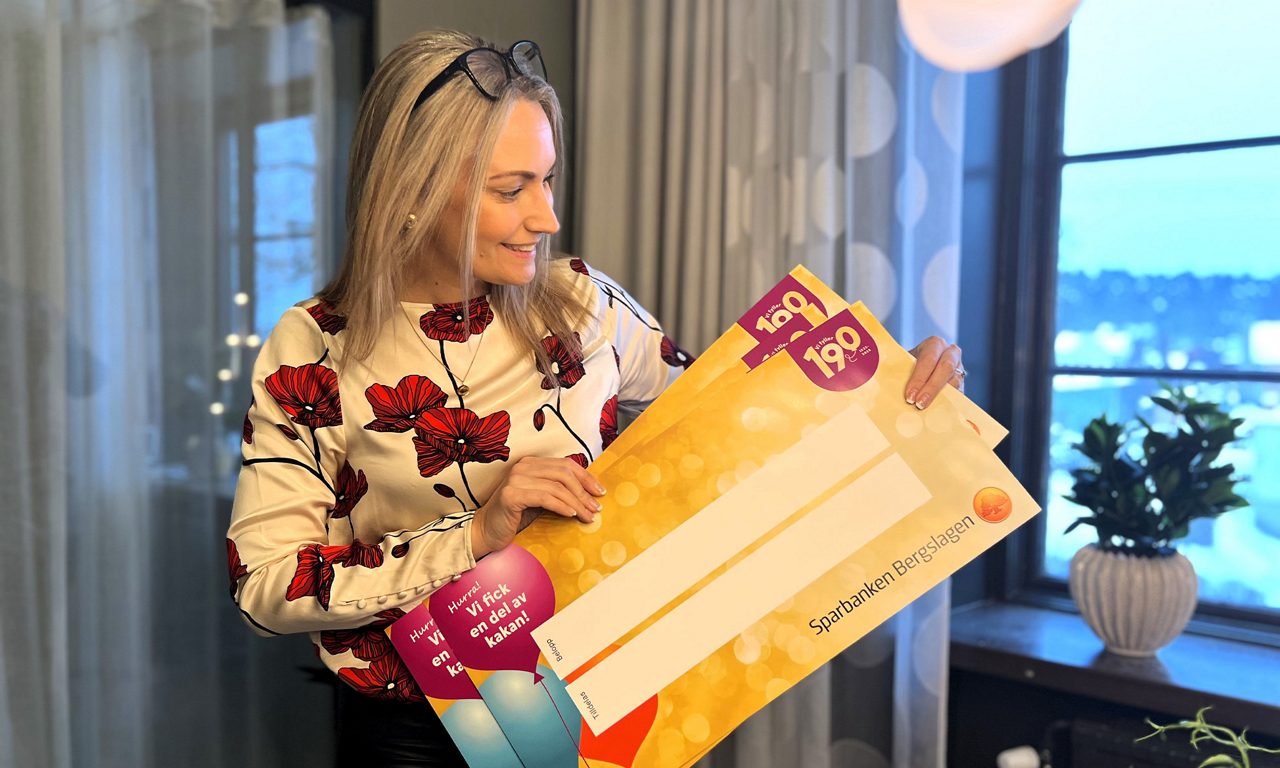 Marknadschef Åsa Wittander håller i några värdecheckar