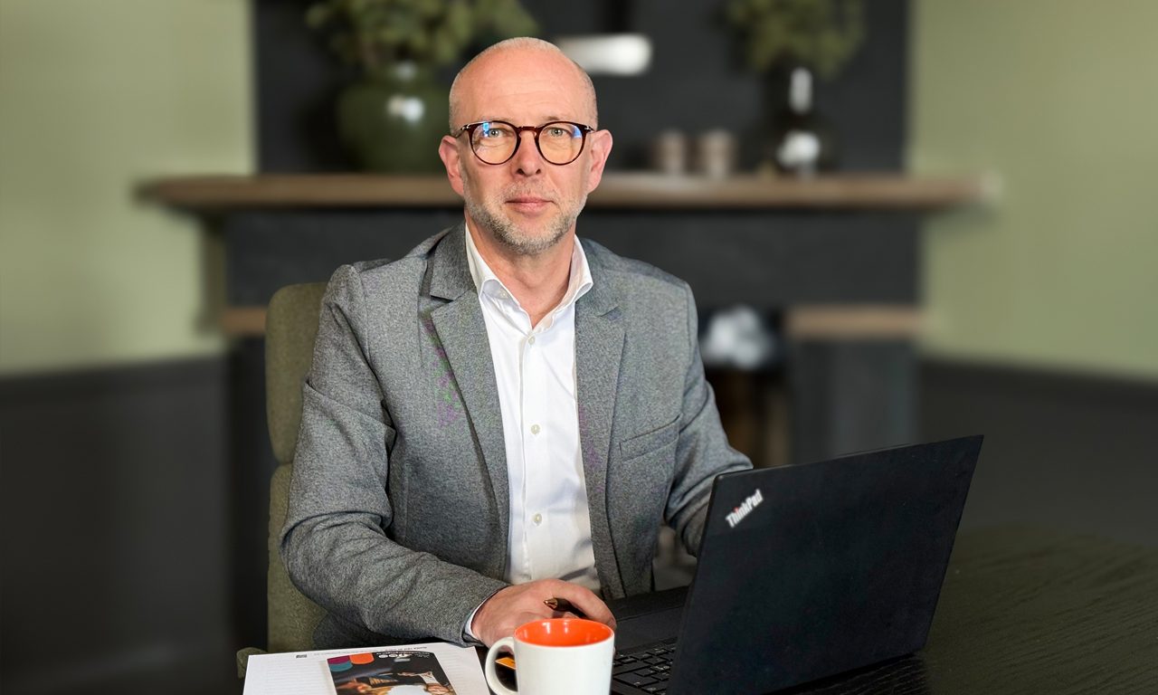 Vd Jonas Nyberg sitter vid ett srkivbord