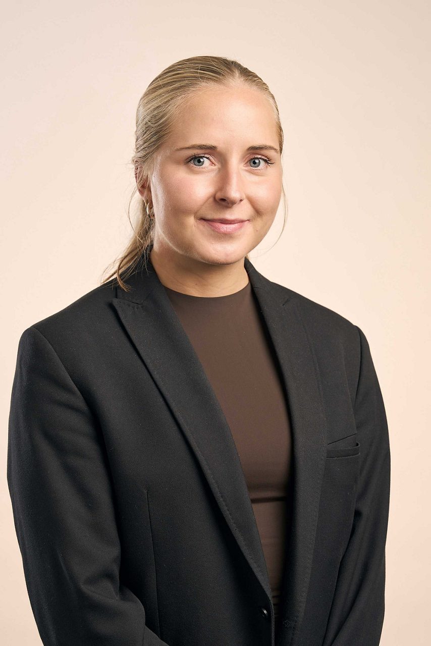 Kvinna tittar in i kameran