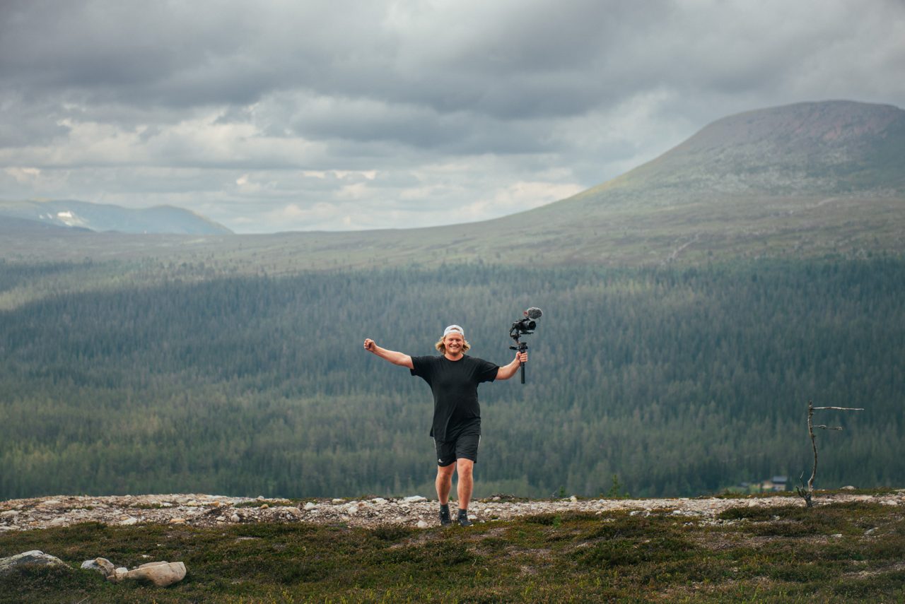 Fotografen och filmaren Julius Aspman med kameran på fjället.