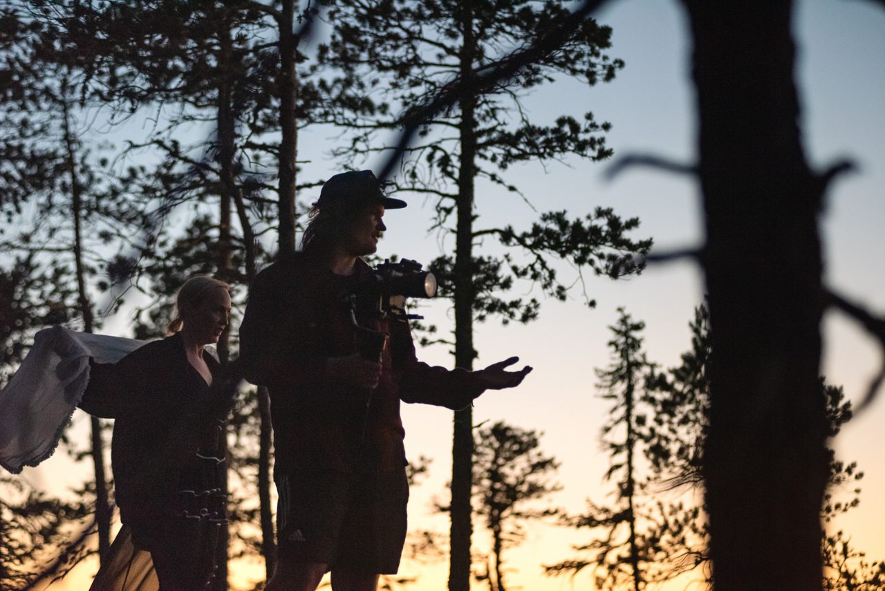 Fotografen och filmaren Julius Aspman på uppdrag i naturen runtomkring i Dalarna.