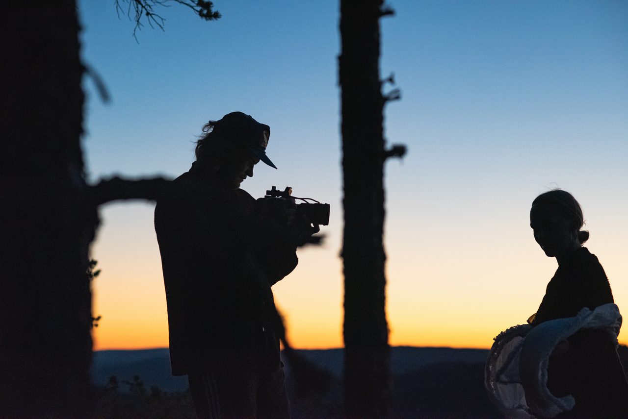Fotografen och filmaren Julius Aspman på uppdrag i naturen runtomkring i Dalarna.