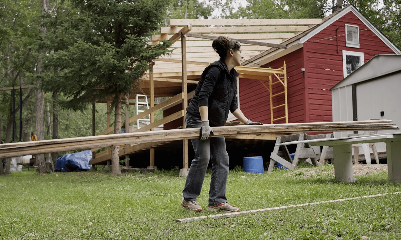 Kvinna renoverar hus