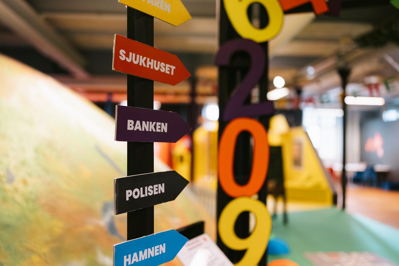 Färgglad riktvisare i ett spelrum