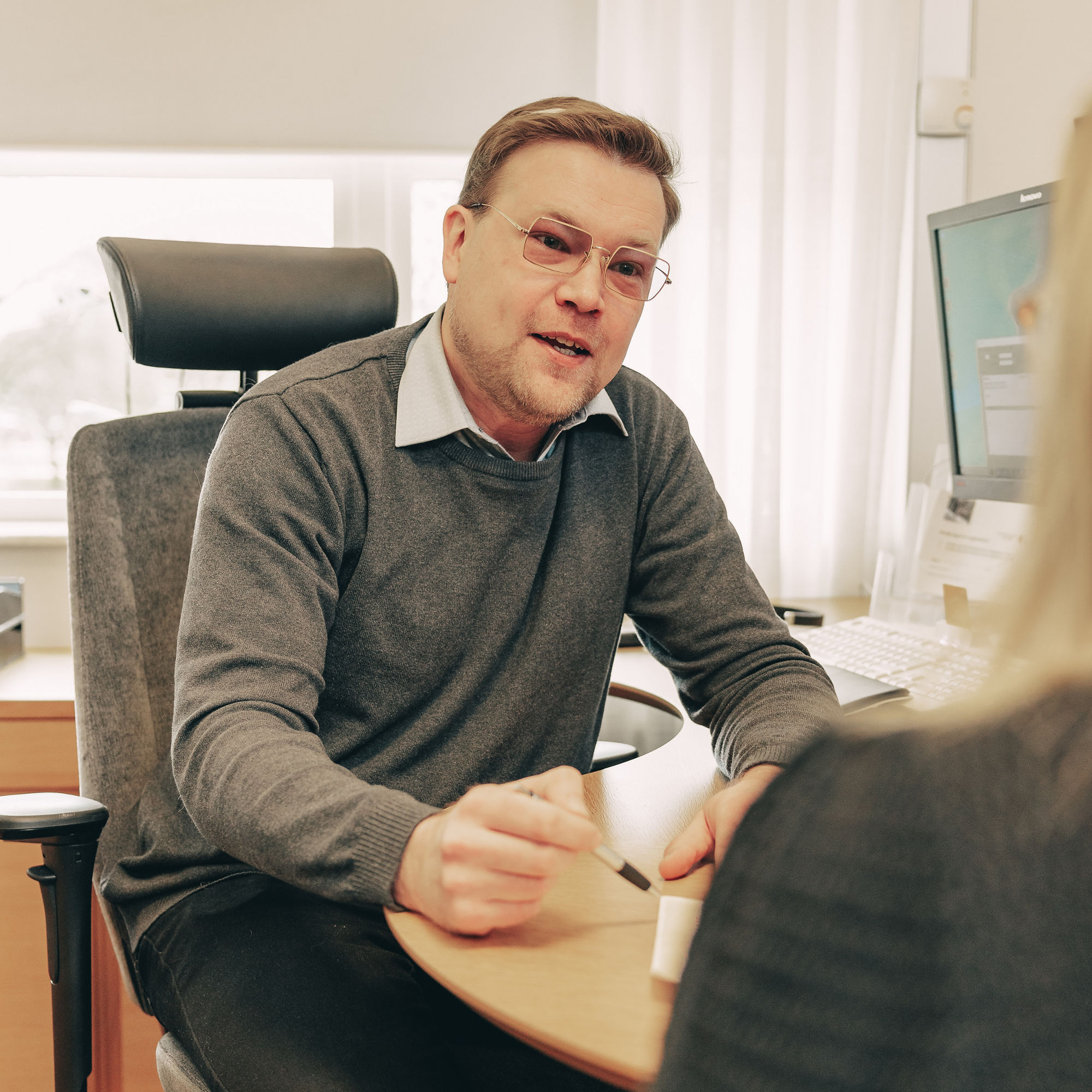 Kristoffer vid kundmöte vid skrivbord
