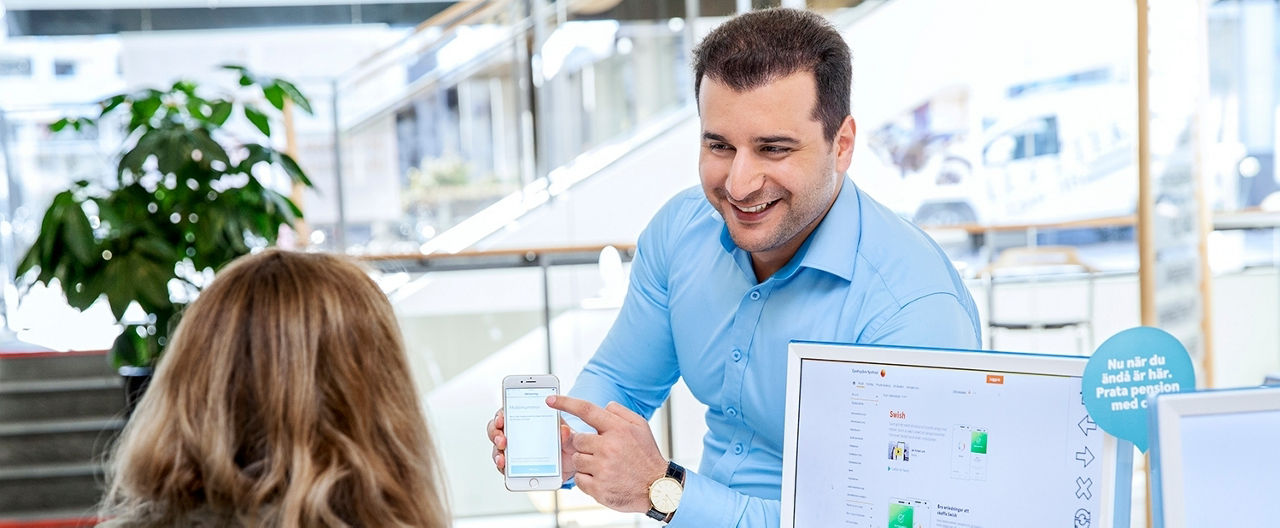 Rådgivare Rafi Khairandish guidar digitala funktioner i en smartphone