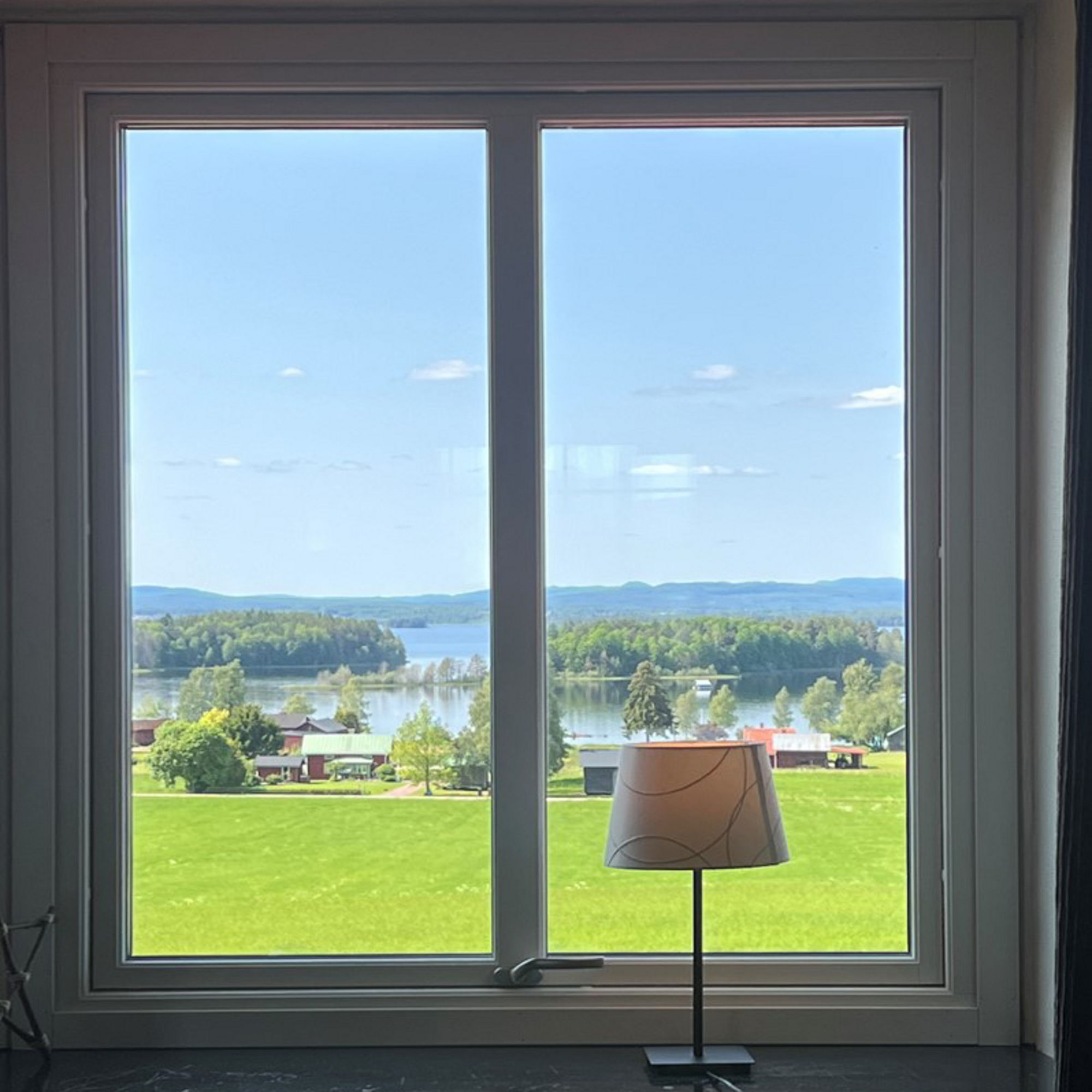 En vy över en sjö från ett av rummen på Kungshaga hotell