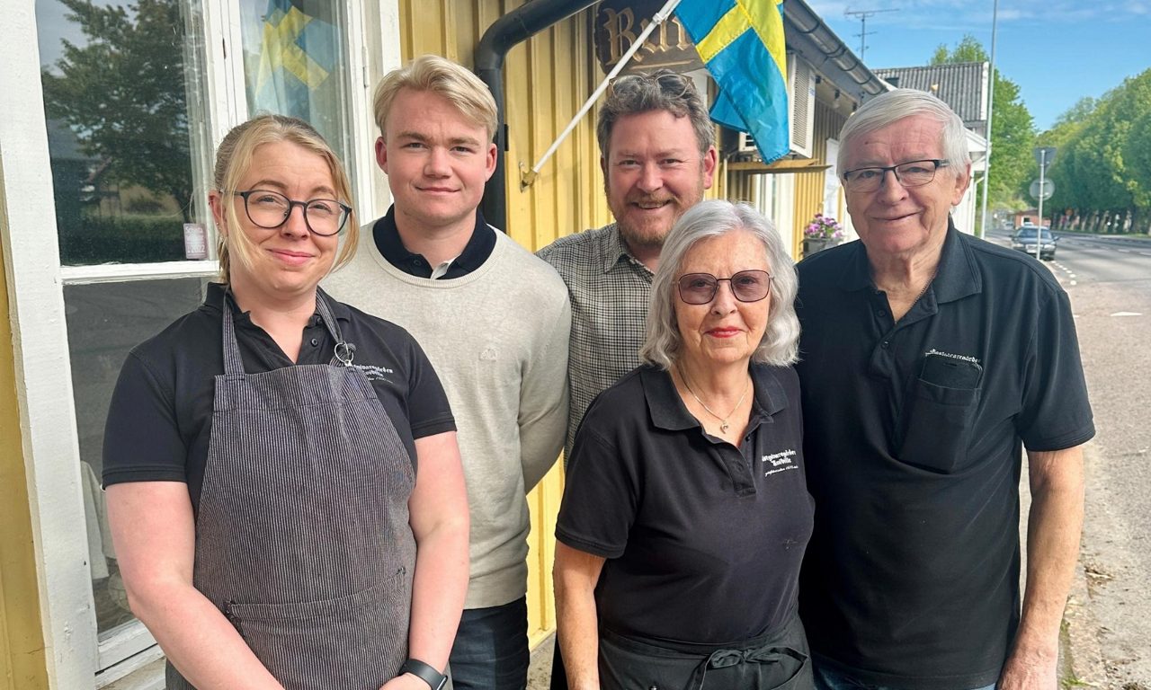 Ett glatt gäng om fem personer står på gatan utanför Kvibille Gästgivaregård
