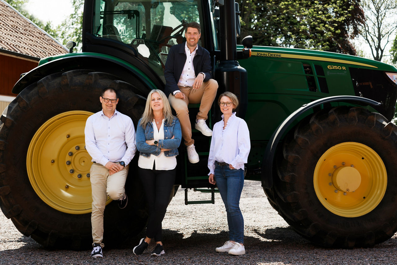 Lantbruksgruppen på Sparbanken Lidköping framför en traktor