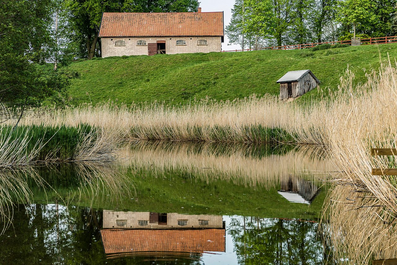 Hus som speglas i vatten