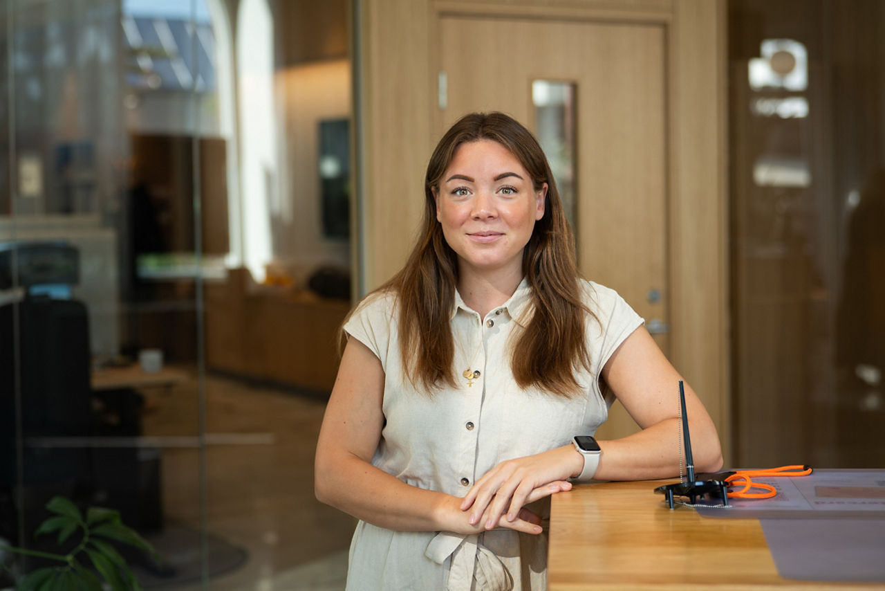 En kvinna som står i en banklokal