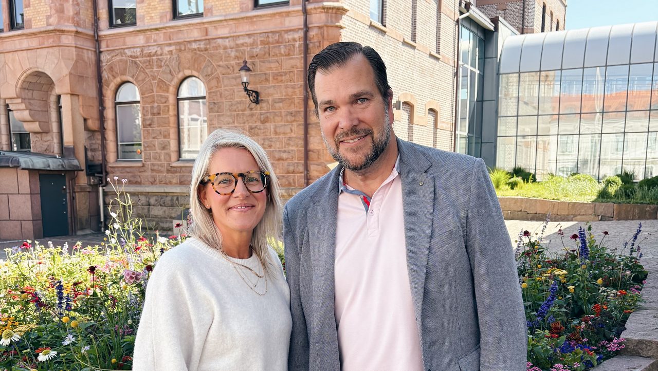 Ett foto på Lindalee och Simon utanför Varbergs Sparbank