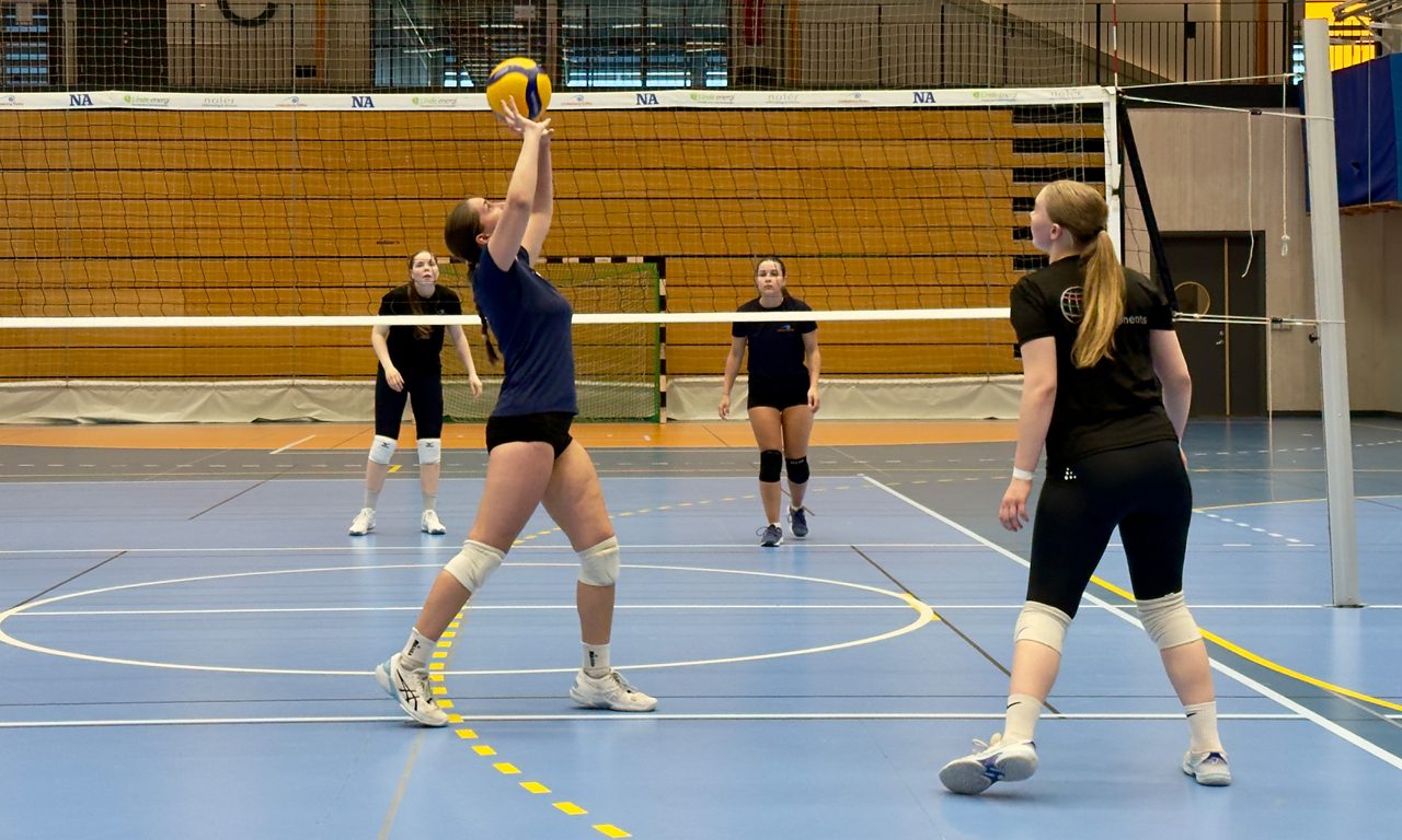 Volleybolls match i idrottshall.