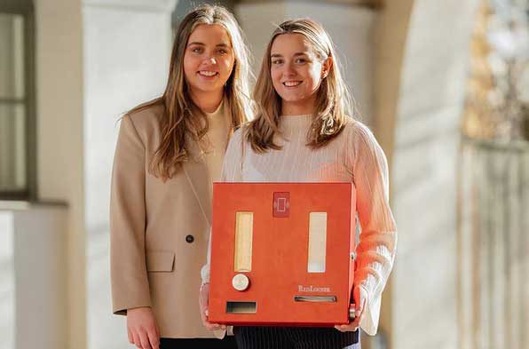 Liza Eriksson och Clara Lidman håller ett red locker-skåp