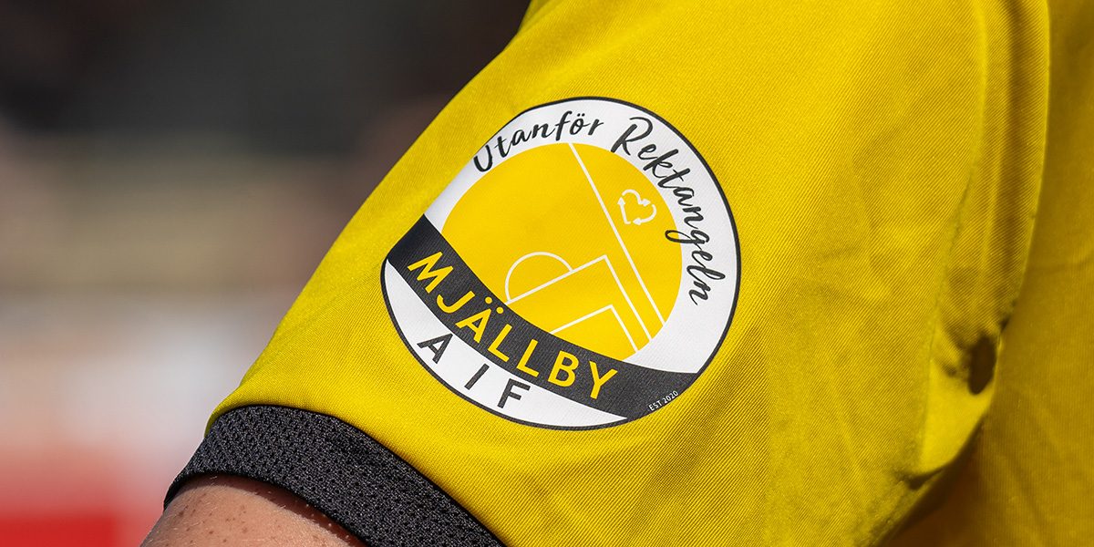 Närbild på Utanför rektangelns logotyp på en matchtröja