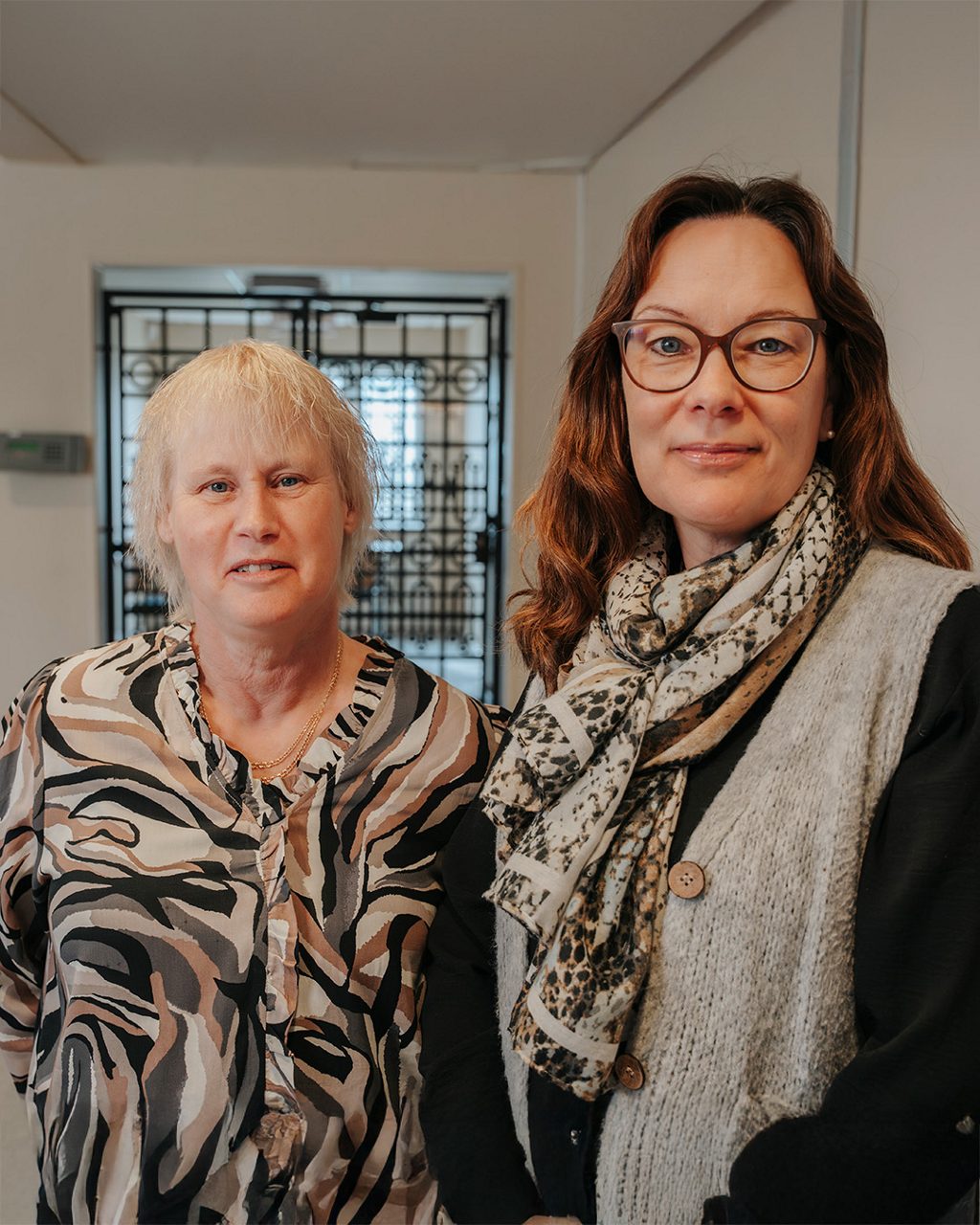 Lotta och Maria står i banksalen i Mjällby
