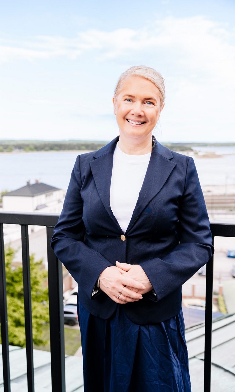 Louise Manestam, porträttbild med Sölvesborgsviken i bakgrunden