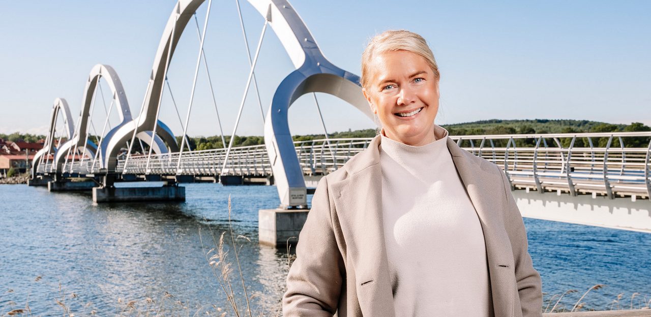Louise Manestam, porträttbild med Sölvesborgsbron i bakgrunden