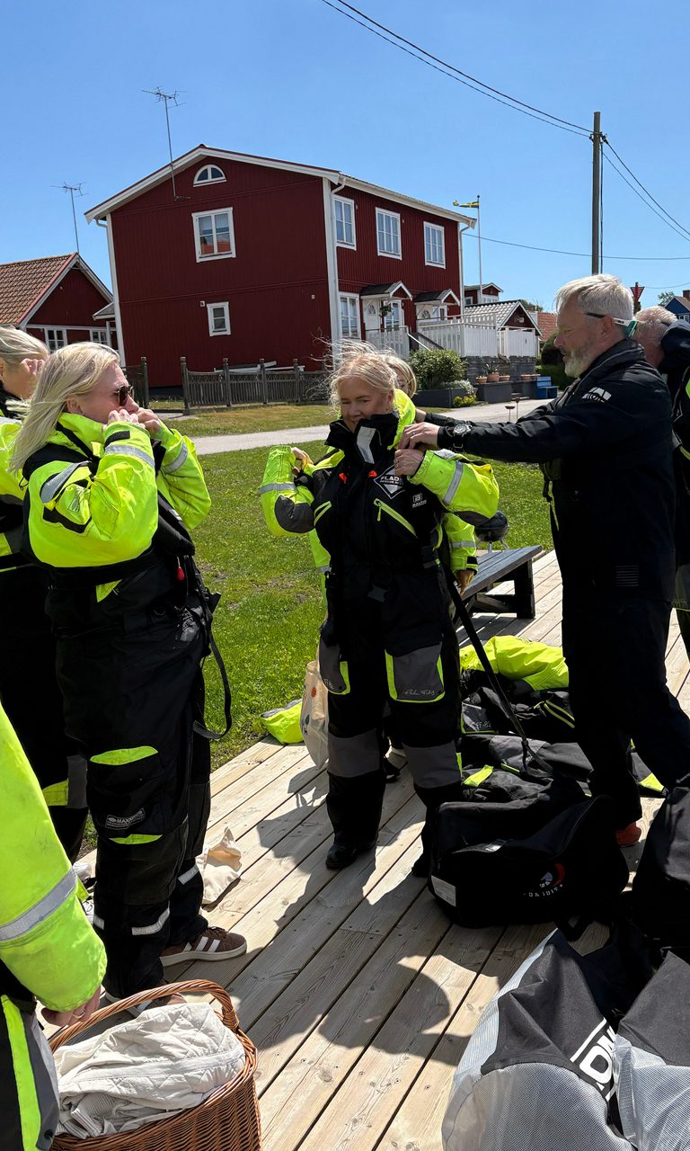Louise klär på sig skyddskläder inför en tur med en ribbåt