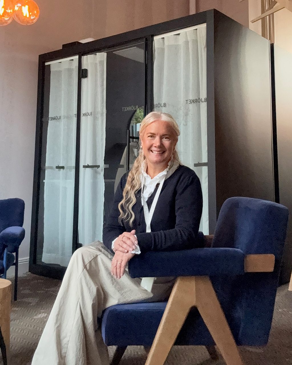 Louise sitter i loungen inne på kontoret