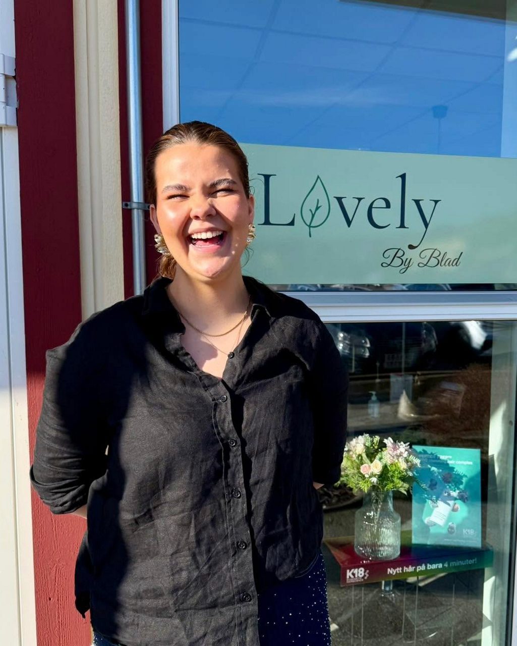 Moa Blad utanför sin salong Lovely by Blad