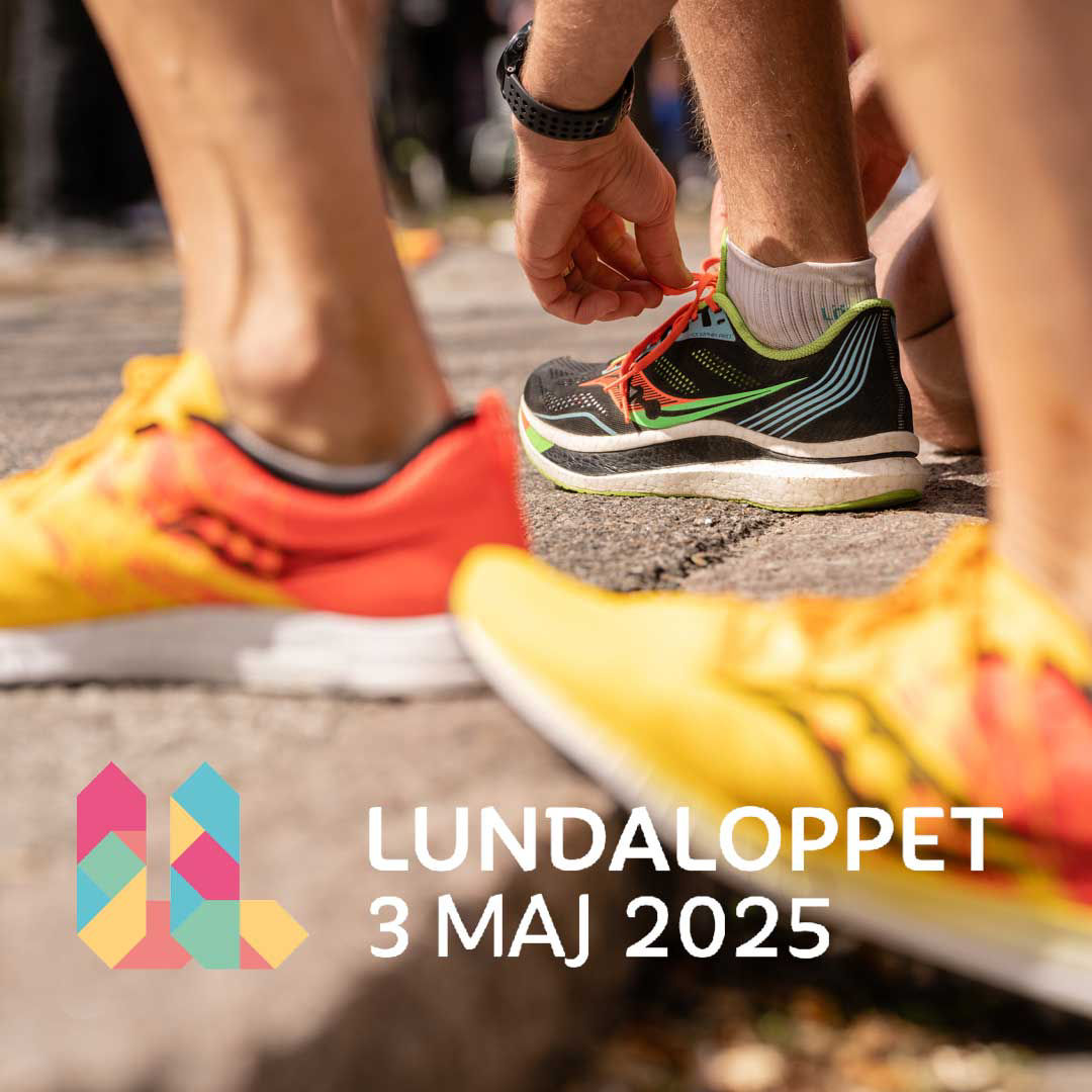 En bild som visar händer som knyter löparskor. Text i bild Lundaloppet 2025.