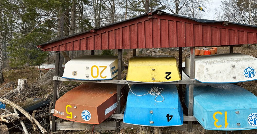 Sex båtar i en ställning med ett tak