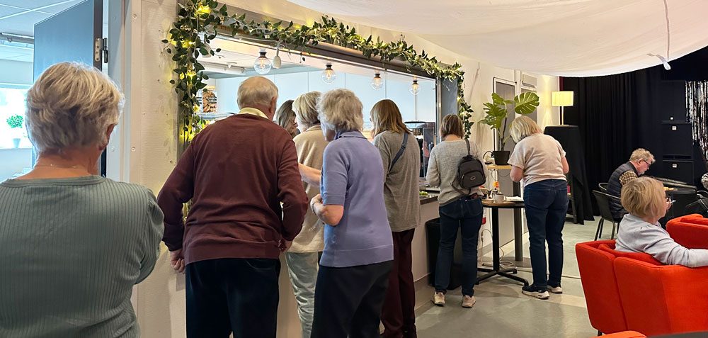 Människor som står i kö